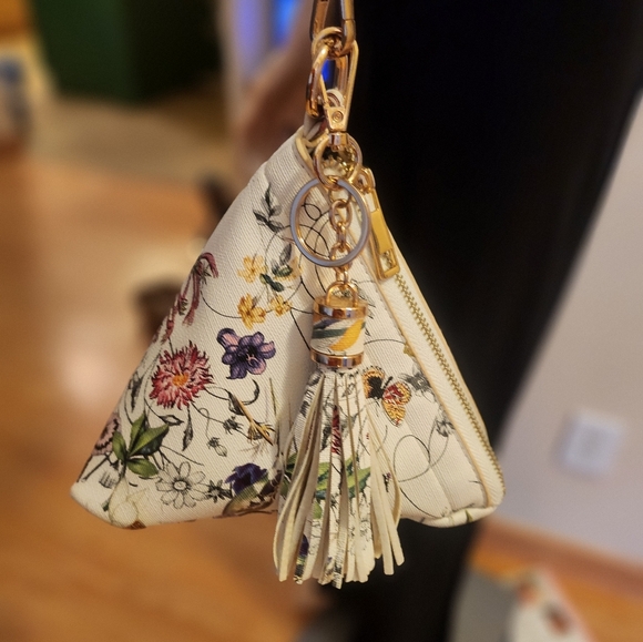 Floral White PYRAMID Clutch with Tassel, FAUX LEATHER EUC - Picture 9 of 16